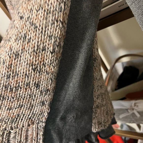 Crew Neck sweater! Size medium but runs like a small - Picture 7 of 7